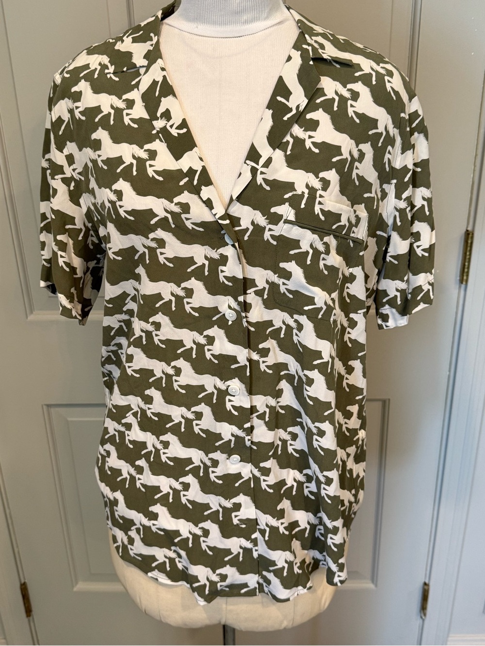 Equipment Kiera Olive Green Horse Print Women’s Short-Sleeve Silk Shirt Medium